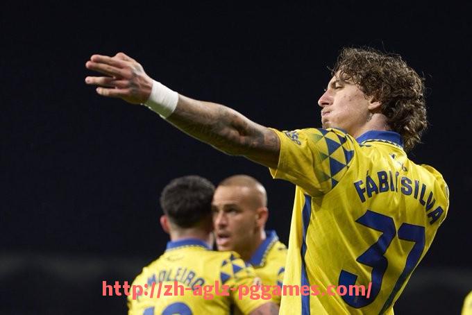 PG模拟器官方网站-法甲球员进攻战术回顾及其在比赛中的应用解析